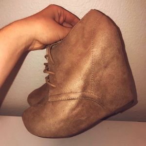 𝐓𝐀𝐍 𝐀𝐍𝐊𝐋𝐄 𝐁𝐎𝐎𝐓 𝐖𝐄𝐃𝐆𝐄𝐒